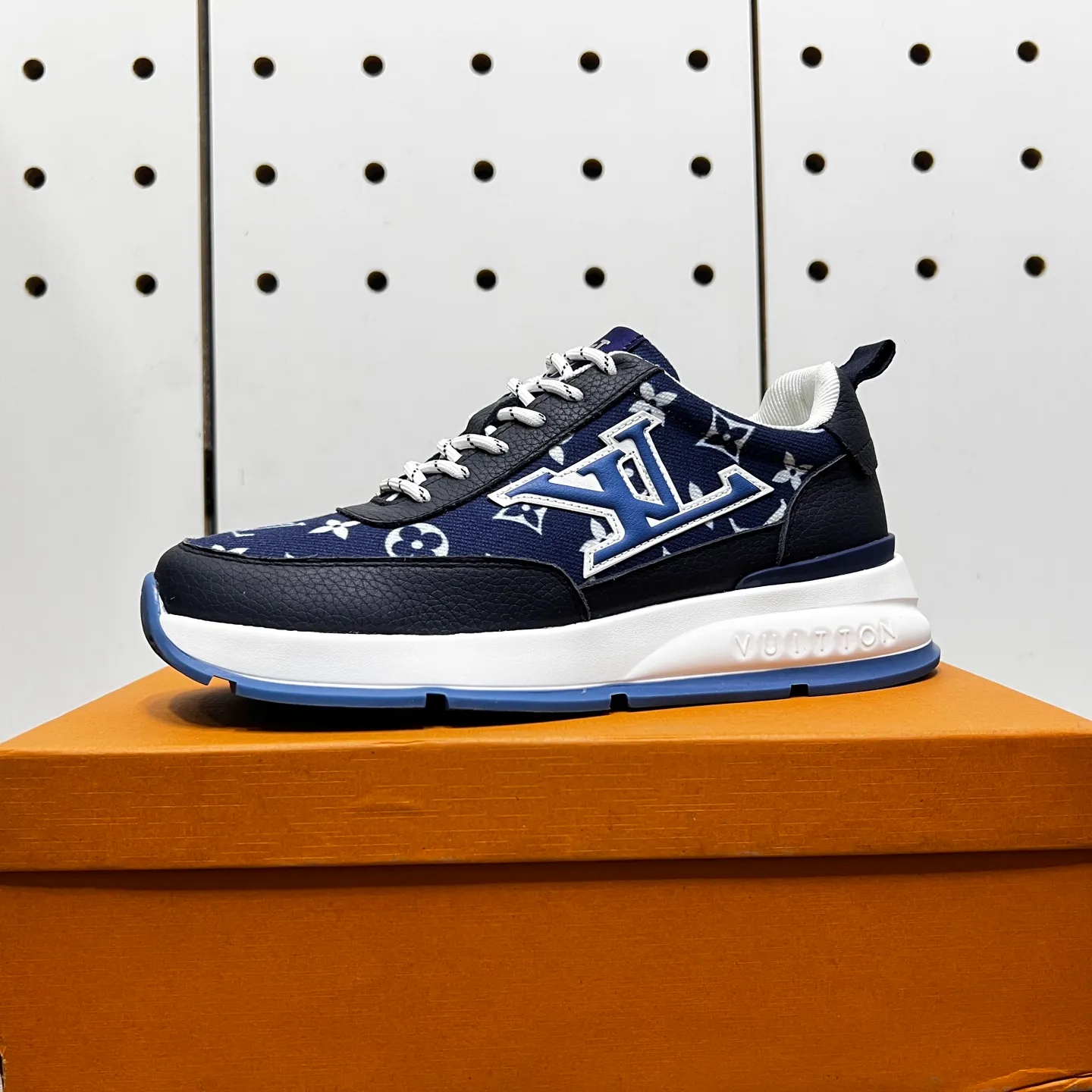Factory price: 438💰LVZhe's new casual sports shoes for men👉 👉 Fashionable and versatile, 💞 simple and elegant style, 🔊 The fabric is made of imported cowhide with original fabric, ☑️Sheepskin feet inside, original wear-resistant rubber outsole, exclusive new style, actual shot, three colors available, code number: 38-44, (45 can be customized)